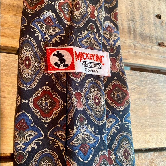 🔥Disney Mickey Mouse 100% Silk Tie🔥 - Picture 5 of 7